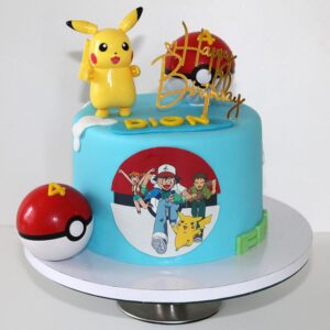 Pokémon torte mit Spielzeug